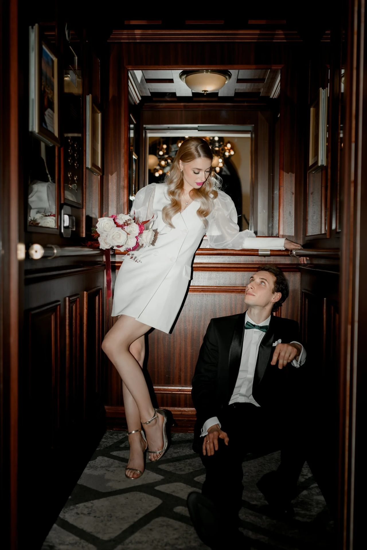 Para młoda w eleganckim wnętrzu z drewnianą boazerią